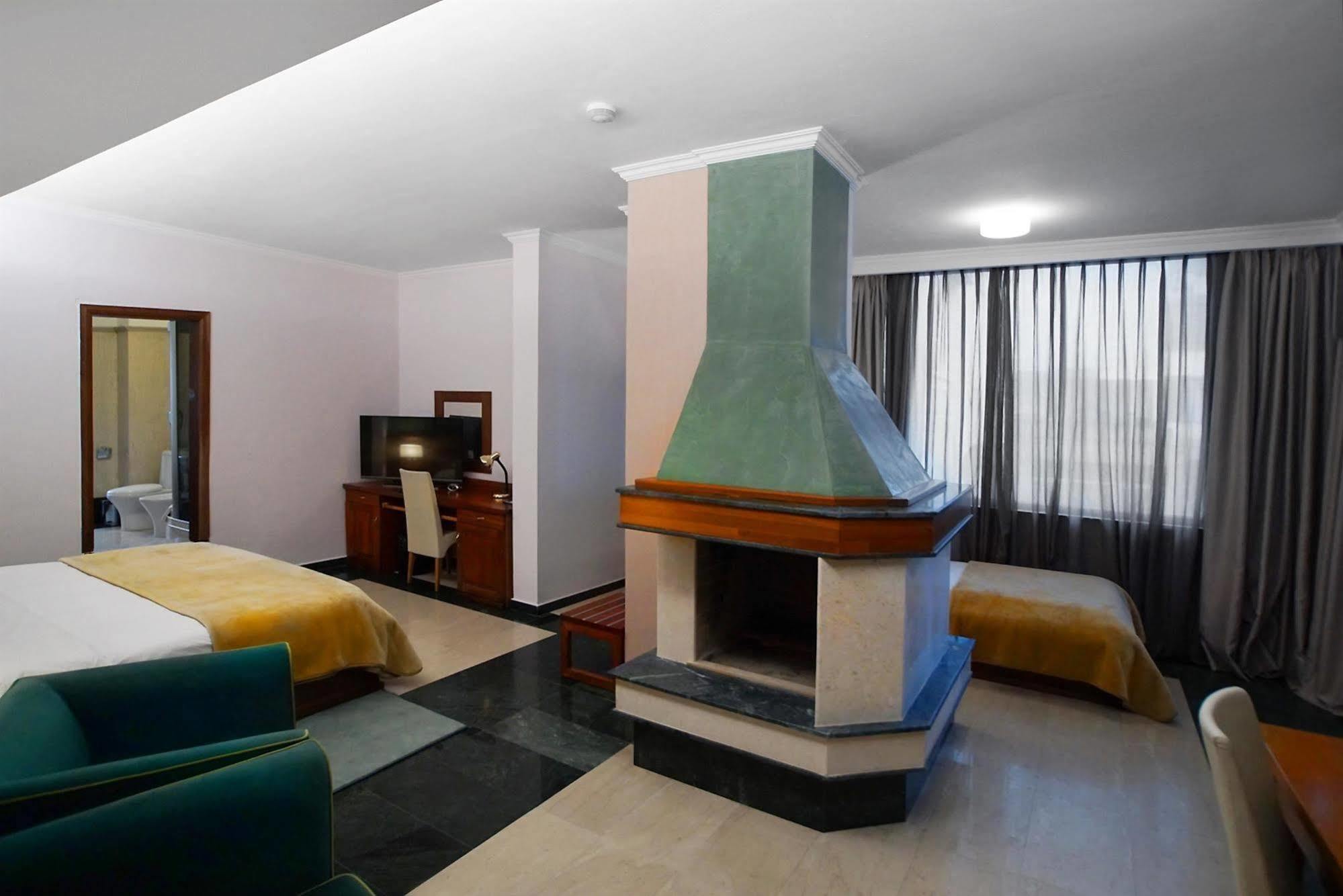 Nov Hotel Tirana Eksteriør billede