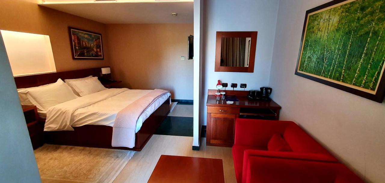 Nov Hotel Tirana Eksteriør billede