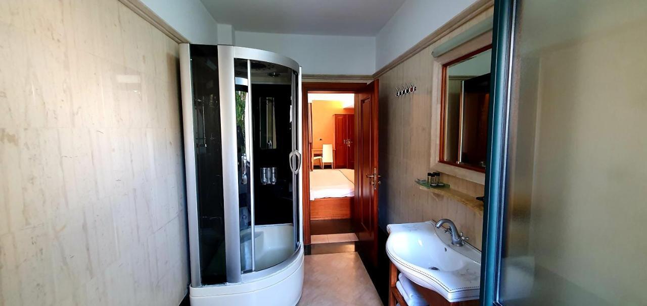 Nov Hotel Tirana Eksteriør billede